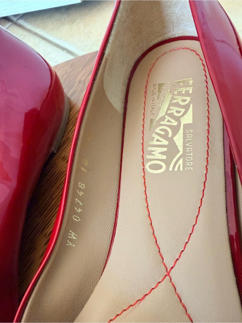 Salvatore Ferragamo Red Patent Vara Bow Varina Ballet Flats - Picture 4 of 9